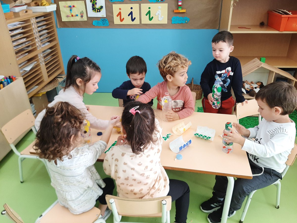 marta_mdc's tweet photo. A la classe de música els nens i nenes de P3, fan unes maraques amb ampolles d'aigua!!
@escolamdcprat https://t.co/blqnhTNT97