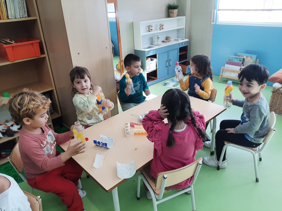 marta_mdc's tweet photo. A la classe de música els nens i nenes de P3, fan unes maraques amb ampolles d'aigua!!
@escolamdcprat https://t.co/blqnhTNT97