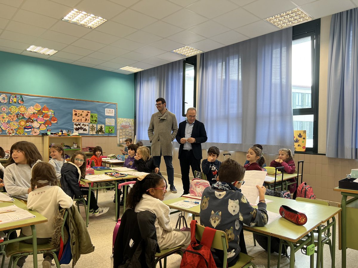 XSanchezBugallo's tweet photo. 📧Hai uns días, Valentina e Branca, de segundo do CEIP Quiroga Palacios déronme unha carta e pedíronme que me pasara polo seu cole para pedirme algunhas melloras
🏫Hoxe estivemos alí o concelleiro de Educación, @RubenProl e eu https://t.co/Tf4zvD73Z6