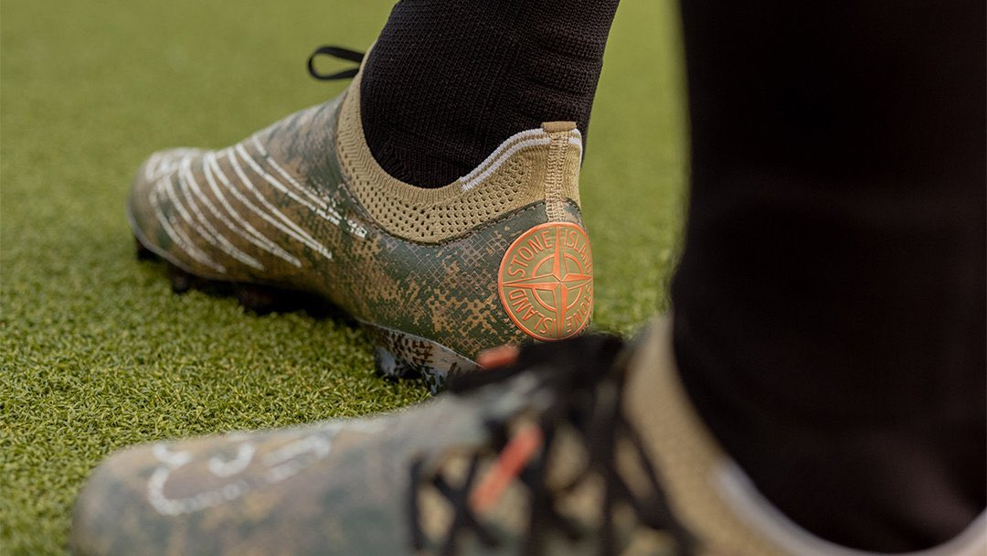 SurpriseShirts's tweet photo. New Balance have just announced they’re collaborating with Stone Island to release this kit and boots. New Balance athletes Raheem Sterling and Bukayo Saka will wear the boots during the World Cup!🏴󠁧󠁢󠁥󠁮󠁧󠁿

#GetTheBadgeIn https://t.co/HVcDd7DXye