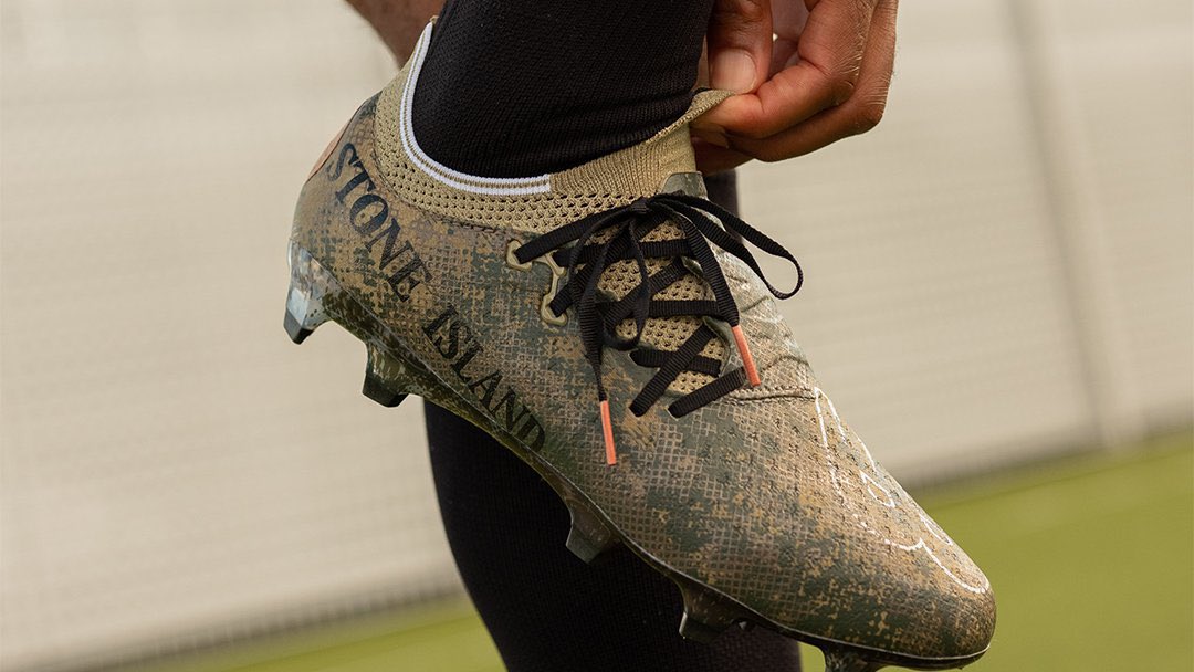 SurpriseShirts's tweet photo. New Balance have just announced they’re collaborating with Stone Island to release this kit and boots. New Balance athletes Raheem Sterling and Bukayo Saka will wear the boots during the World Cup!🏴󠁧󠁢󠁥󠁮󠁧󠁿

#GetTheBadgeIn https://t.co/HVcDd7DXye