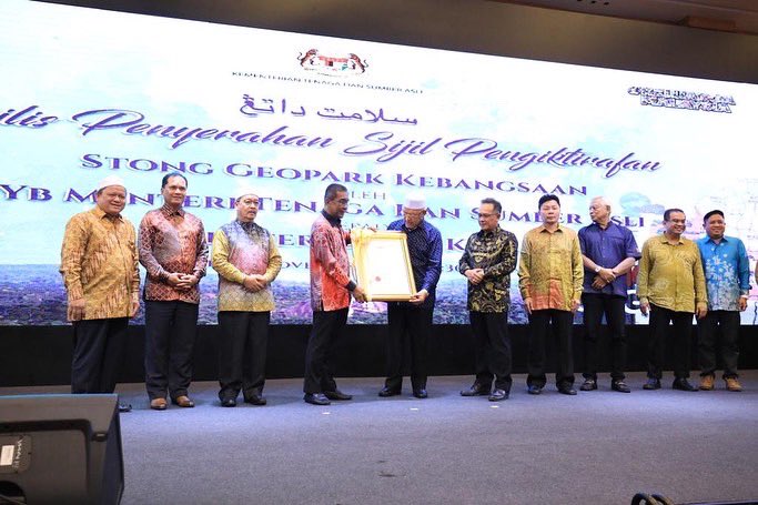 nresmalaysia's tweet photo. MAJLIS PENYERAHAN SIJIL PENGIKTIRAFAN STONG GEOPARK KEBANGSAAN OLEH MENTERI TENAGA DAN SUMBER ASLI KEPADA YAB MENTERI BESAR KELANTAN
#KeTSA
#KeluargaMalaysia https://t.co/2LeAn5tCMM