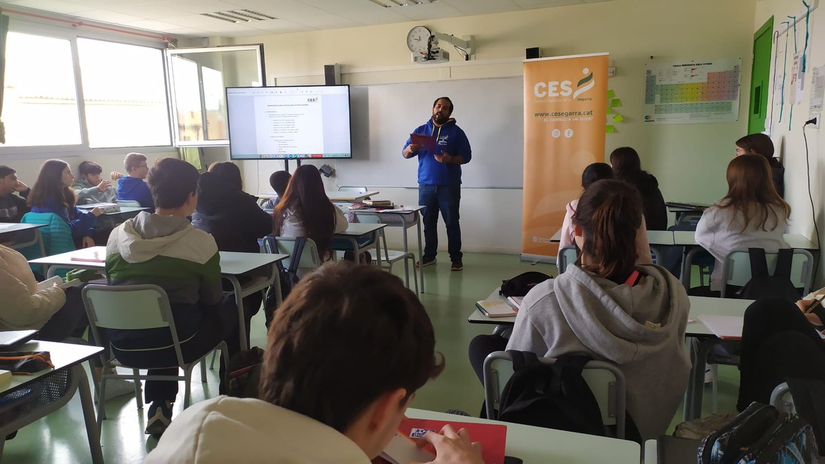 FEDACGuissona's tweet photo. S4 va viure l'experiència del tècnic del @CE_Segarra per conèixer l'organització de la cursa Sant Silvestre solidària!
#passioxeducar #secundària #Guissona #avuixdema2024 #serveicomunitari #projectetransversal #lasegarra #becomú #comunitat #caràcter #identitat #fembategarelmón https://t.co/y2lwGKjg4j