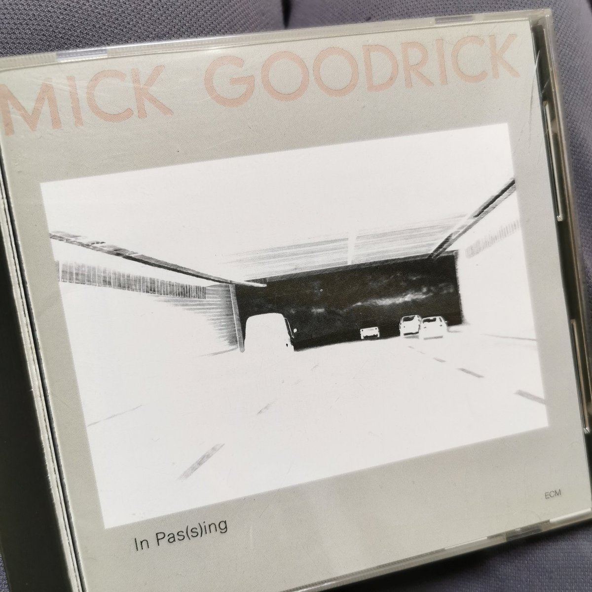 Yosuke_Minagawa's tweet photo. Mick Goodrickが亡くなったとニュースで知りました。この人の存在がなかったら、パット・メセニー、マイク・スターン、ビル・フリーゼル、ジョン・スコフィールド…数多のギタリストも今の様では無かったかも知れない。ギター仙人の中の仙人…レジェンドオブレジェンド
#MickGoodrick https://t.co/BLWdolMh8u