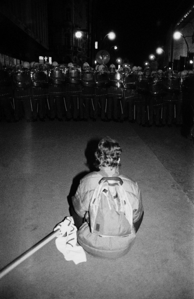 CT24zive's tweet image. Surový zásah příslušníků Veřejné bezpečnosti a pohotovostního pluku proti studentům na Národní třídě zažehl 17. listopadu roku 1989 jiskru revoluce, která vedla až ke zhroucení komunistického režimu.