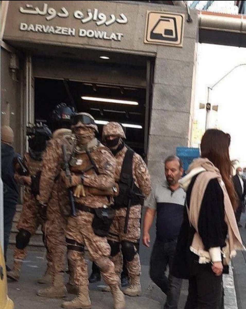 #تهران متروی دروازه دولت و دختر شجاع! ظاهرا ارتش وارد عمل شده! #مهسا_امینی #IranRevolution