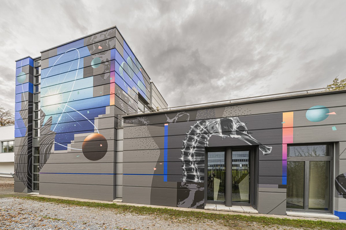 (1/3) Look at this beautiful graffiti-wall! 

You can find it at the PSI Visitor Centre, the gateway to the world of science of the Paul Scherrer Institute PSI, the largest research institute for natural and engineering sciences in🇨🇭