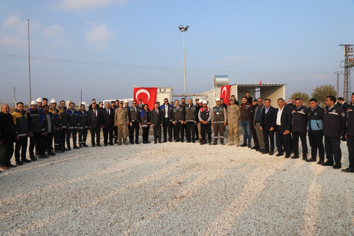 UrfaValiligi's tweet photo. "Bir ilçemiz daha doğal gaza kavuşuyor. Halkımızın refah içinde yaşaması adına bir yatırımı daha hayata geçiriyoruz."

Valimiz @valisalihayhan, Akçakale'yi doğal gazla kavuşturan tesisin açılış törenine katıldı. Vali Ayhan'ın vanayı çevirmesiyle ilk doğal gaz akışı gerçekleşti. https://t.co/k6jz2mNaLS