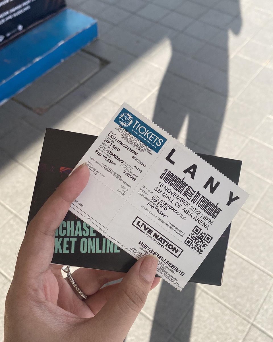 JonahReadsABook's tweet photo. “oh my back hurts so bad.” #lanyliveinmanila #lanyph #TitasOfManilaMoment #katinkoointment #salonpasstrips #Hilot #HotCompress #Help #LANYLiveInManila #LANYinManila2022 #LoveYou #ThankYouforTheBest5NightsofOurLives #LANY https://t.co/117WqJj3Ej