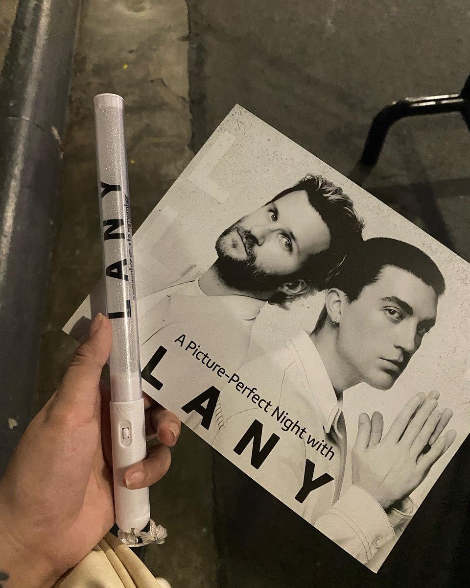 JonahReadsABook's tweet photo. “oh my back hurts so bad.” #lanyliveinmanila #lanyph #TitasOfManilaMoment #katinkoointment #salonpasstrips #Hilot #HotCompress #Help #LANYLiveInManila #LANYinManila2022 #LoveYou #ThankYouforTheBest5NightsofOurLives #LANY https://t.co/117WqJj3Ej