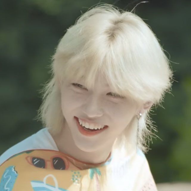 MOA_NA_'s tweet photo. #au #Hyunlix
Is This Love?

Onde Felix se vê encurralado nos próprios sentimentos ao perceber que está apaixonado pelo seu colega de grupo e não sabe o que fazer

Ou 
 
Onde Hyunjin percebe que pode sentir algo mais do que só amizade com o Felix. https://t.co/lHBrsmXOaH