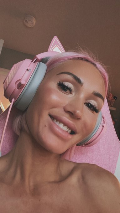 Always coming thru with that pink gamer girl aesthetic 💕🌸✨ https://t.co/xUk2xWIJKL<a href="/tag/mood"class="tags"><span>#mood</span></a><a href="/tag/vibes"class="tags"><span>#vibes</span></a><a href="/tag/workhardplayhard"class="tags"><span>#workhardplayhard</span></a><a href="/tag/kick"class="tags"><span>#kick</span></a><a href="/tag/twitch"class="tags"><span>#twitch</span></a><a href="/tag/streamer"class="tags"><span>#streamer</span></a>
