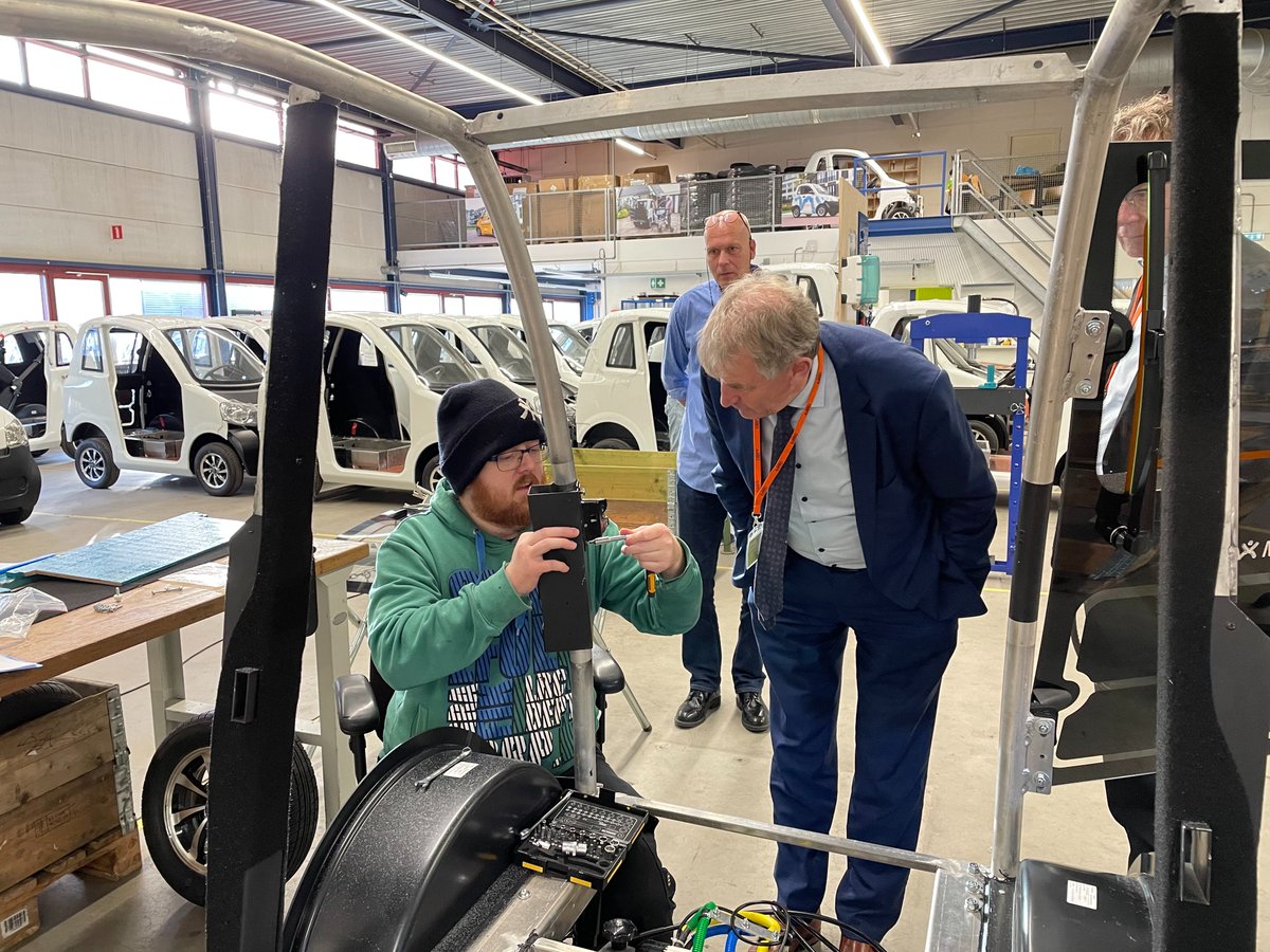 Gedeputeerde @douwehoogland tijdens bezoek aan het project 'Gezond leven - in kleine stapjes vooruit' bij @Caparis: "Elkenien hat rjocht op in sûne manier fan libjen". En zo is het maar net/sa is it mar krekt! Lees hier het hele artikel: partoer.nl/nieuws/werkbez…