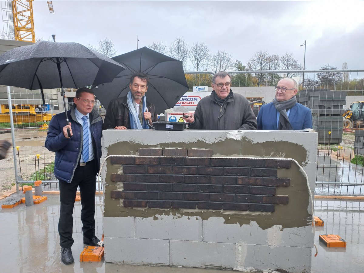 maisonsetcites's tweet image. Nous avons visité ce matin deux chantiers de construction🏘 de logements neufs à #Liévin : 40 logements rue Bourvil et 48 logements rue Marie Liétard, en #coeurdeville, avec @AggloLensLievin @Prefet62 @ActionLogement @BanqueDesTerr
