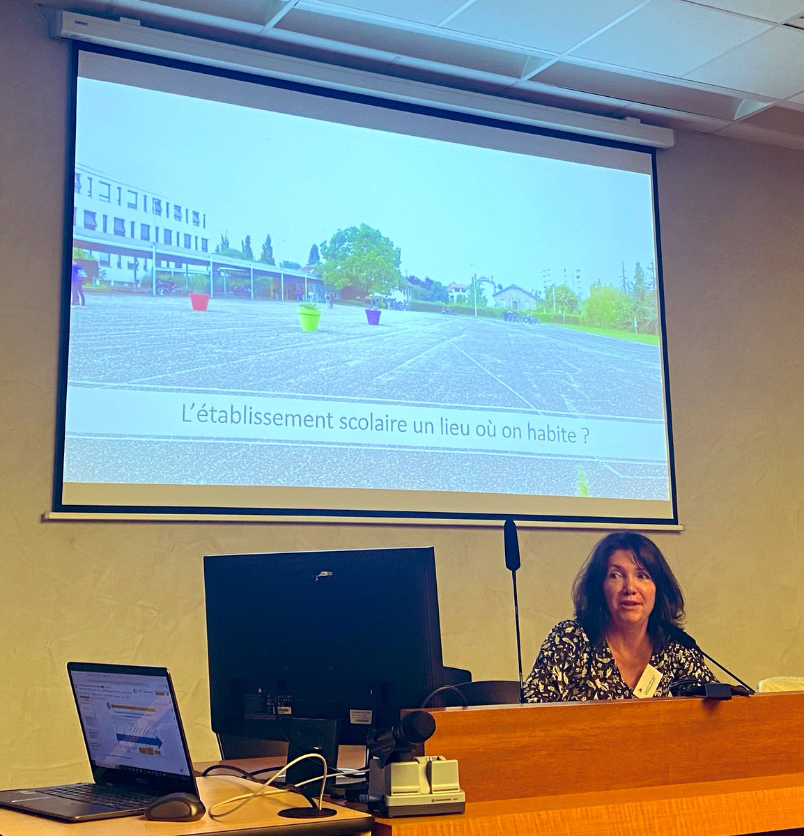 Séminaire #TerrainsApprentissage <a href="/educIFE/">IFÉ</a> <a href="/BeaCellule/">Cellule BEA</a> Conférence de <a href="/sylviehenriette/">Sylvie Henriette</a> « L’établissement scolaire et son voisinage : quelles représentations et expériences spatiales pour les adolescents ? » #EspacesScolaires