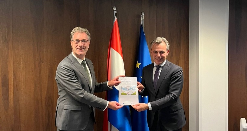 Provincie Zeeland en het <a href="/MinIenW/">Ministerie van Infrastructuur en Waterstaat</a> gaan samen aan de slag met het tolvrij maken van de Westerscheldetunnel voor uiterlijk 2025. Dat hebben gedeputeerde <a href="/HarryvdMaas/">Harry van der Maas</a> en minister <a href="/markharbers/">Mark Harbers</a> afgesproken tijdens een bestuurlijk overleg. Meer info: bit.ly/wstunnelupdate