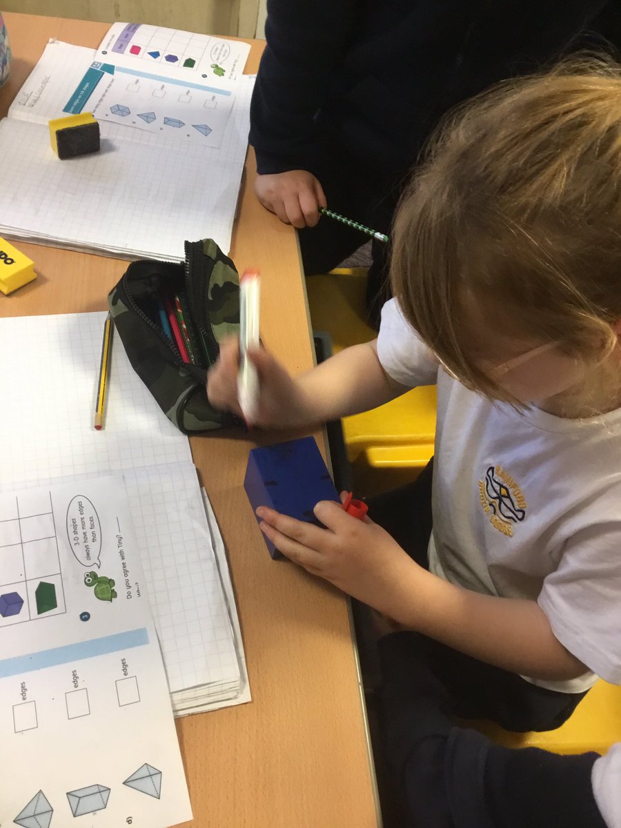 MrsBonneyRBL's tweet photo. Year 2 have been busy counting edges on 3d shapes 😀 https://t.co/pHap2ayE6j