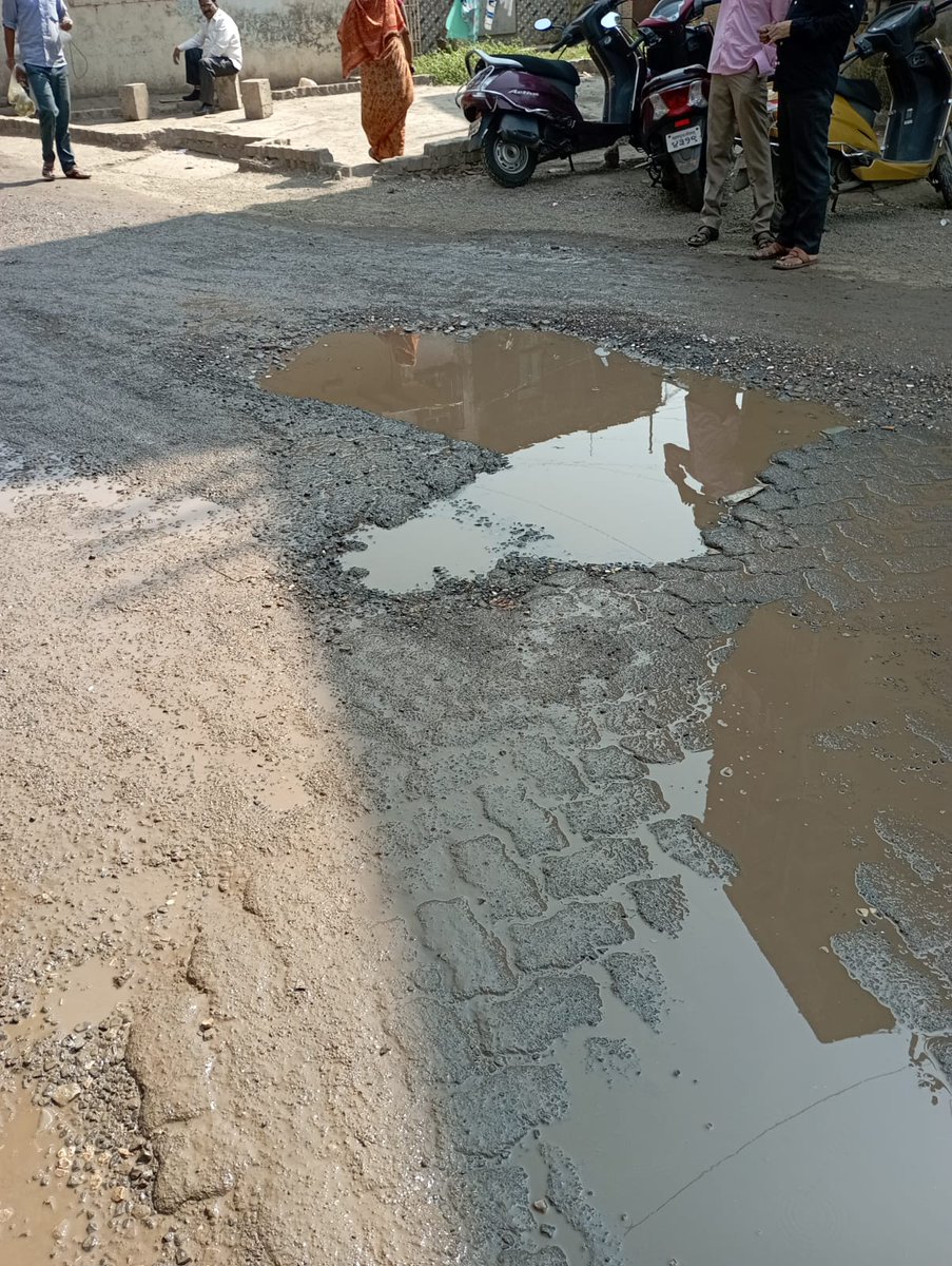 166Ward's tweet photo. कुर्ला  (प) प्रभाग क्रमांक - १६६ मधील वाडिया इस्टेट बिल्डिंग नंबर - १५ जवळ येथील रस्ता दुरावस्थेत आहे @mybmc @MYBMCROAD https://t.co/J6RY2xcmAr