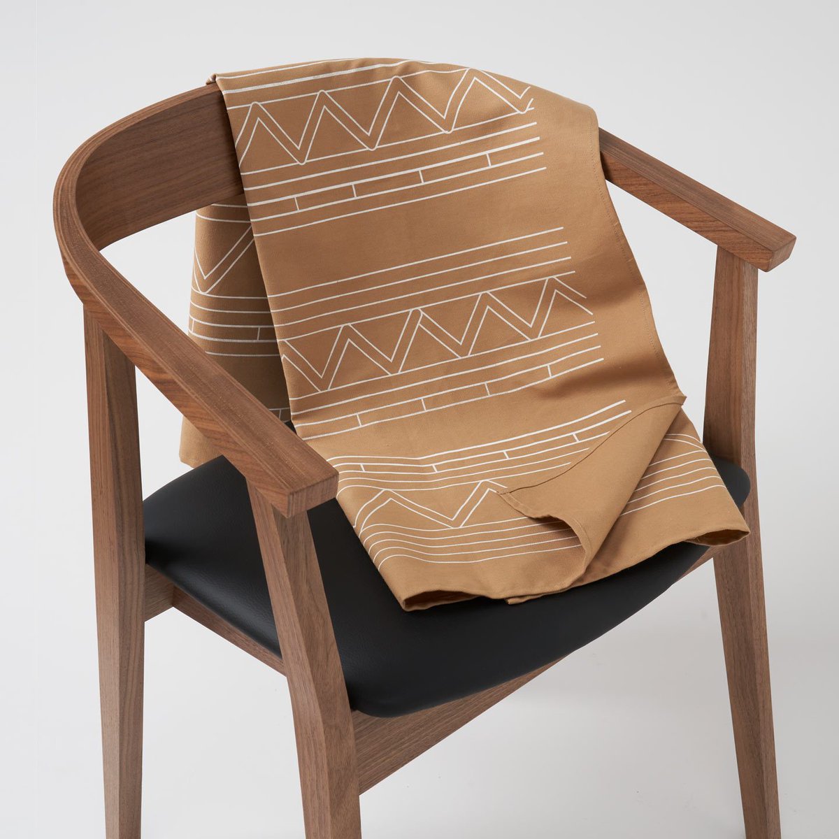 هل تبحثين عن قطعة من وحي التراث تميز منزلك؟ هنا مفرش ليلى من آثارنا! التراث النجدي بعصرية تستحقك.

#آثارنا
 #atharna