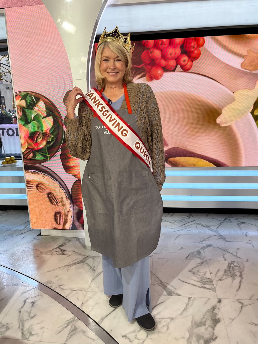 We love a Thanksgiving queen! <a href="/MarthaStewart/">Martha Stewart</a> 👏👑

📸: <a href="/emiboscamp/">emi</a>