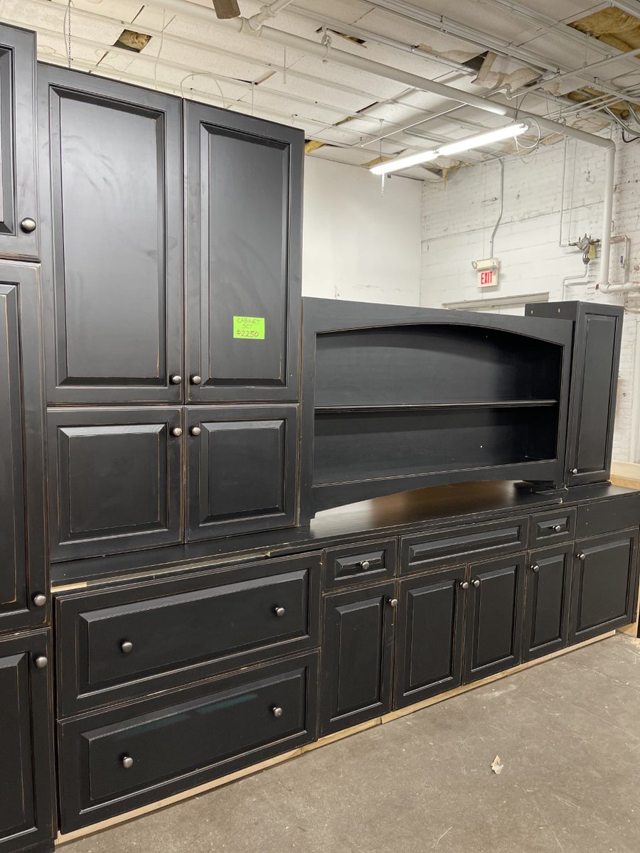 BuildingValue's tweet image. This cabinet set is hand-crafted showcasing an elegant raised-panel style. Frameless with fully overlayed doors that are solid wood with a deep and dark walnut stain featuring a rustic furniture-quality finish. This is an extraordinarily well-built and beautiful cabinet set.