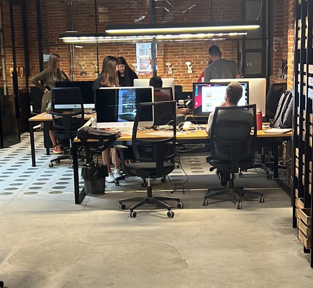 Cada mañana, cuando llego a la oficina hay un programador, en la esquina, que ni se inmuta. No le hago nada. No lo mato porque es un ser vivo, no le pongo a “thinking” por si me lo escribe en html. Él me lo agradece ayudando con “reinicia y pon contraseña”. Yo le sonrío. Es RARO.