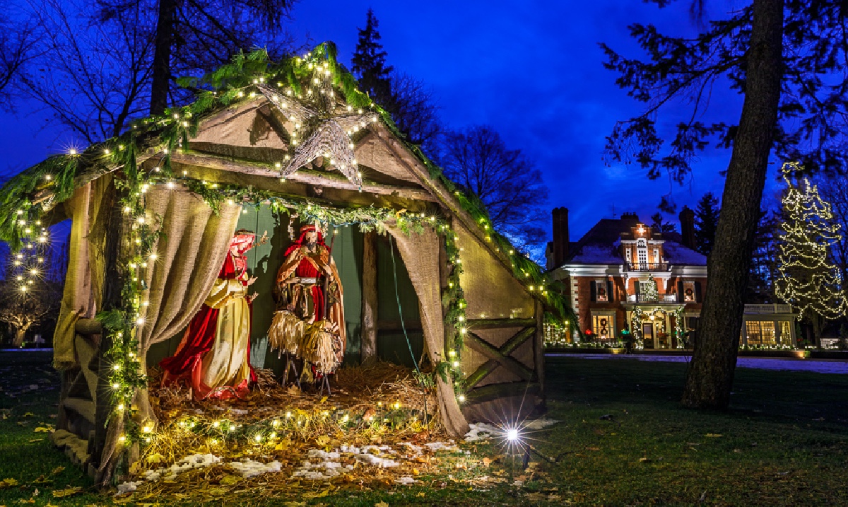 The McArthur Family Team &amp; <a href="/Labelleflowers1/">La Belle Flowers</a> start decorating on Nov 1! Heavy machinery &amp; lots of people power🎄 Guess how many lights are used.

Get tickets for 'A #MerryandBright' while they last! Time slots have sold out!😮 

bit.ly/3tuXUwh

#Christmaslights