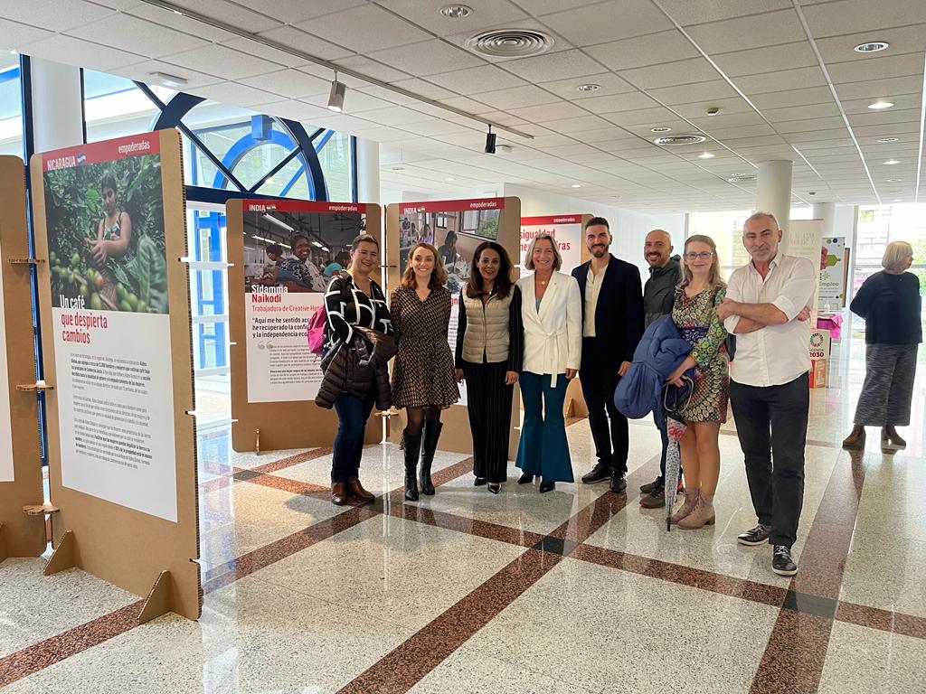 Inauguración en la Facultad de Relaciones Laborales de la exposición EMPODERADAS: MUJERES DEL COMERCIO JUSTO. 
💢 Una visibilidad que contribuye a dar a conocer a la ciudadanía que el  comercio justo y responsable  cambia realmente las condiciones de vida en países desfavorecidos