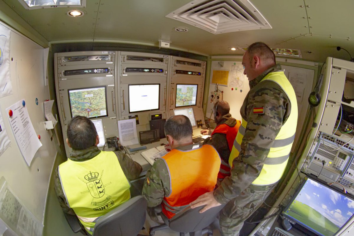MADOC_ET's tweet photo. Profesores de la #ACAVIET imparten, en el Aeródromo provincial de Garray #Soria, la fase de vuelo básica del Curso de Operador de Vuelo Tipo II con el sistema Searcher MKIII perteneciente al Grupo de Obtención por Sistemas Aéreos IV del #RINT1 @FUTER_ET 
#ConocimientoNuestroValor https://t.co/1JM2OjokWR