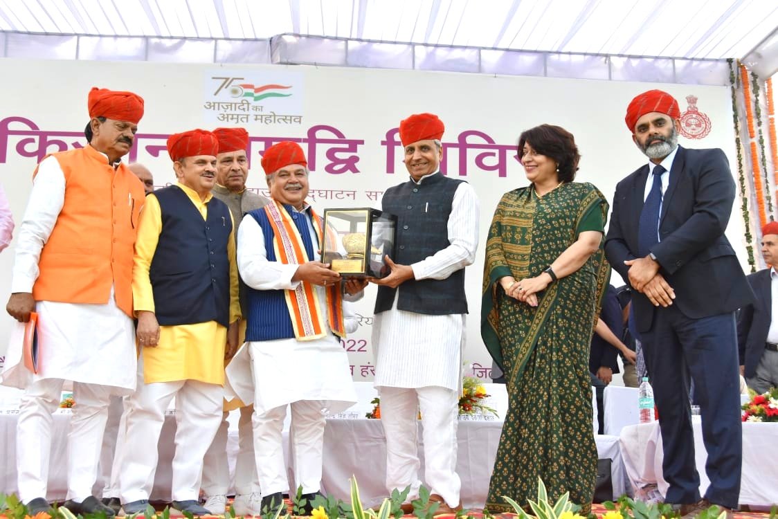 JPDALALBJP's tweet photo. आज अटेरना (सोनीपत) में फसल समूह विकास योजना के अंतर्गत फसल समूह केन्द्र एवं 30 एकीकृत पैकहाउस का उद्घाटन केन्द्रीय कृषि मंत्री आदरणीय श्री @nstomar जी के मार्गदर्शन में सम्पन्न हुआ। 

माननीय मंत्री जी ने अपने आशीर्वचनों से हरियाणा के किसानों का हौसला बढ़ाया इसके लिए आपका आभार। https://t.co/Ji13uHAuXP
