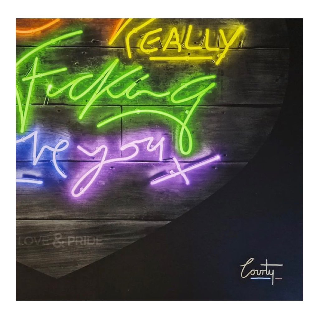 WISHBONE_ART's tweet image. 🟢🟣🔵🟡🟠🔴
Repost @Creative_Neon 
• • • •
I've done a trio-metallic signature for these new deluxe versions of Love &amp;amp; Pride. Gold, Silver &amp;amp; Bronze for these special 13 (10+3APs) pieces of exclusive artwork. Only available through @cloudgallery1 🤩