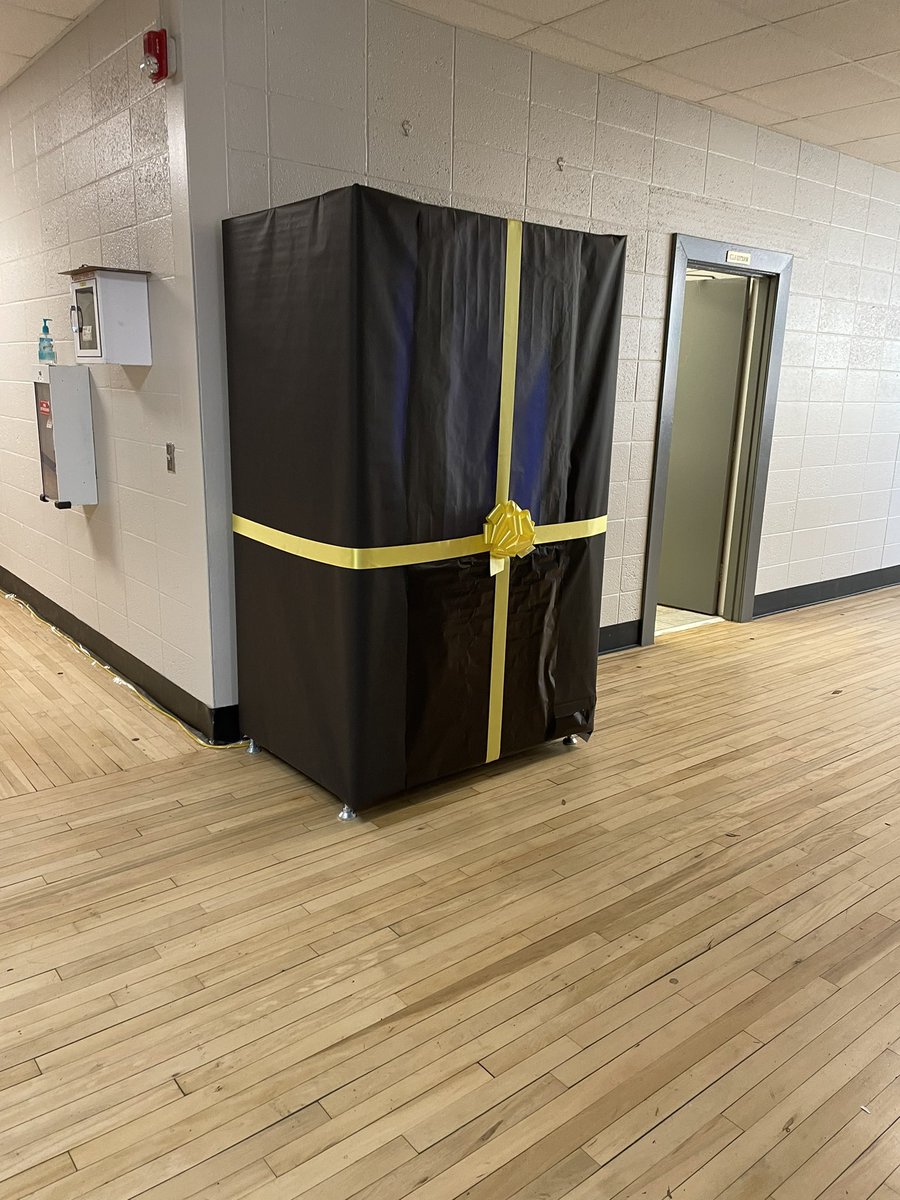 MrsKWhite_wes's tweet photo. What is this???
A juke box, video game, candy vending machine, or pinball machine?? At 10:30 we will know!!!❤️#westway. @mrsharrisccs @Emily_Hines_CCS @westelemcullman @pagejay002 https://t.co/JAaAbp47M1