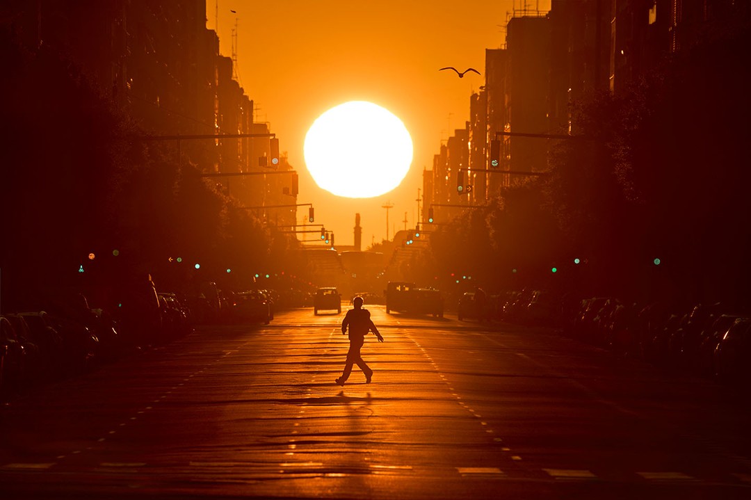 VanguardPhotoES's tweet photo. Cuando la planificación sale redonda 😎 @jorgeciscar
#VanguardPro #urban_shutter #city_explore #citylife #streetphoto #sunriselovers https://t.co/pAUa5I7Bwz