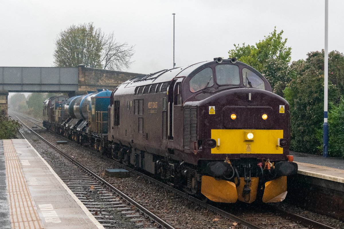 Thomas43299's tweet photo. Due to unavailability of DRS locomotives 37516 "Loch Laidon" and 37668 were used on the North East RHTT.
Captured at Newcastle and Hexham. https://t.co/Z0FIt8bpjS