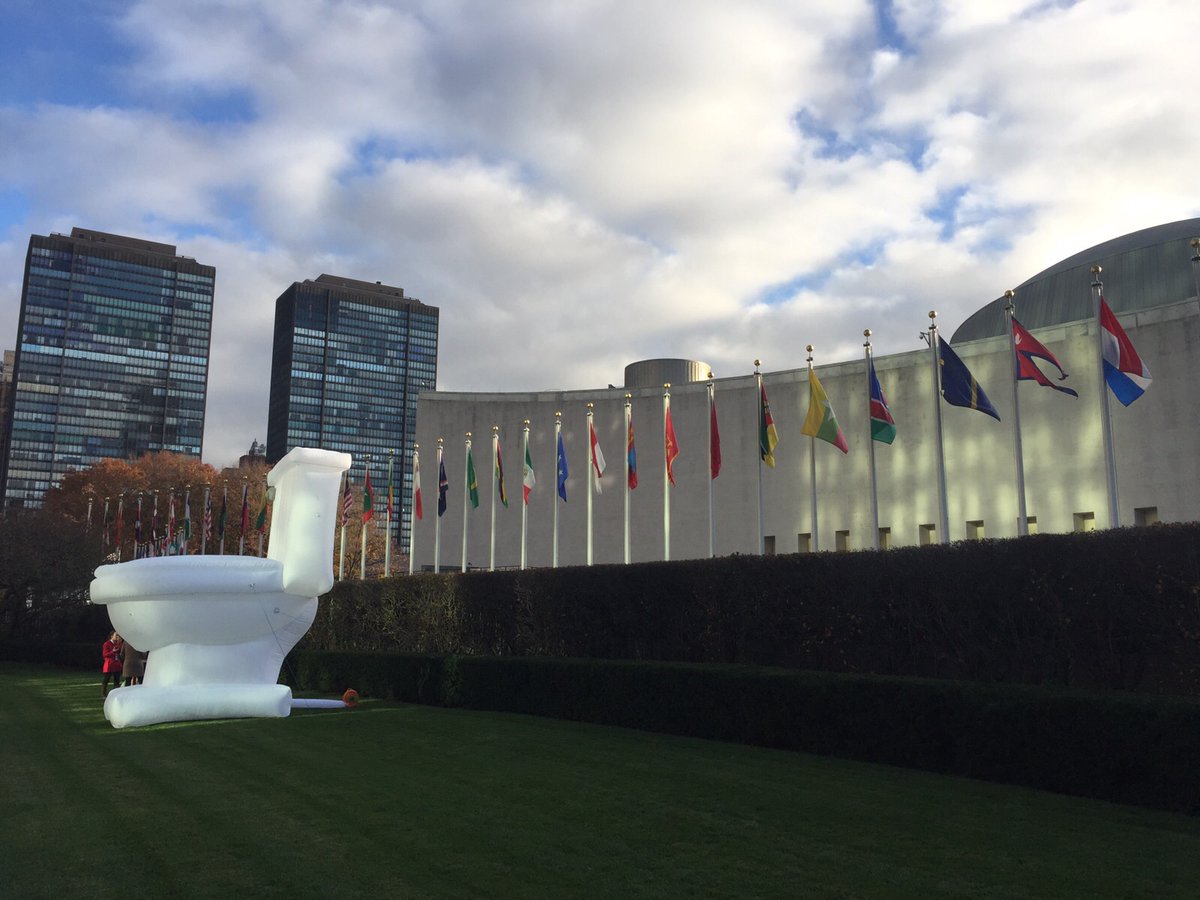 Giant inflatable toilet appears in New York City!

How else to celebrate World Toilet Day (19 Nov) than with a huge W.C. on the lawn of UN HQ?

Snap it, share it and tag it #WorldToiletDay 

worldtoiletday.info/stories-2022/s…