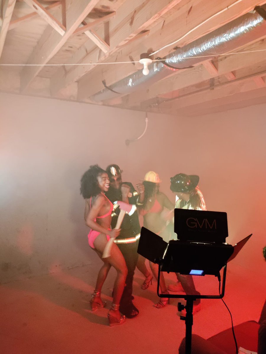 VishKmusik's tweet photo. New Video Warming♨️ Up #VishK “Fire Song/Fiya-Fiya” Ft. Mc Confess 🧨🔥🚒
#BehindTheScenes #firesong #Afrobeat #hiphop #fiyafiya #revivalmixtape https://t.co/ponQn2xDV1