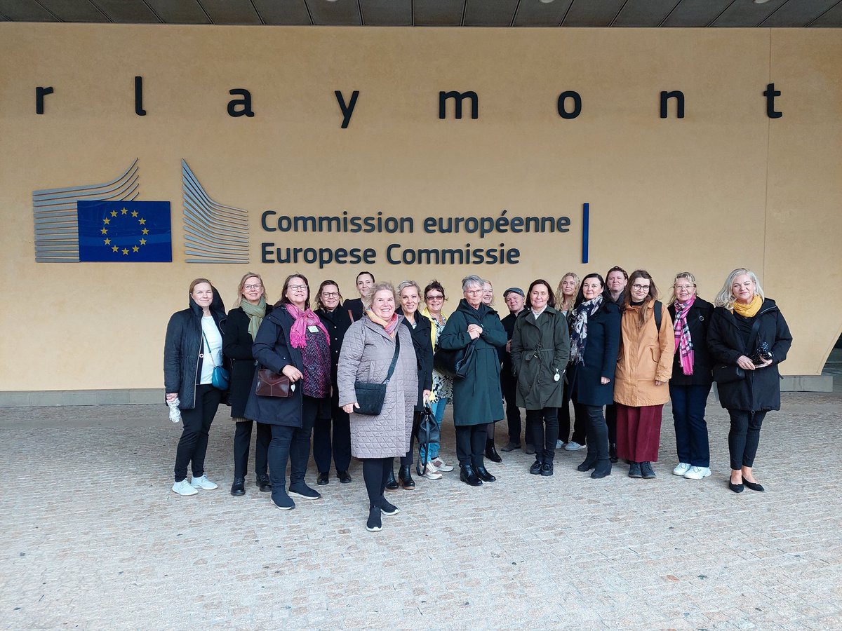 NillaHietamaki's tweet photo. Patsasteltiin EU:n ytimessä, Berlaymont-rakennuksen luona, jossa majailee EU-johto. Komissaareja ei nähty, mutta kyllä täällä Brysselin EU-kortteleissa tulee eurooppalainen olo. Täällä on joka yhteydessä puhuttu eurooppalaisista arvoista ja Euroopan yhtenäisyydestä. #jatbryssel https://t.co/INuBAEMXVB