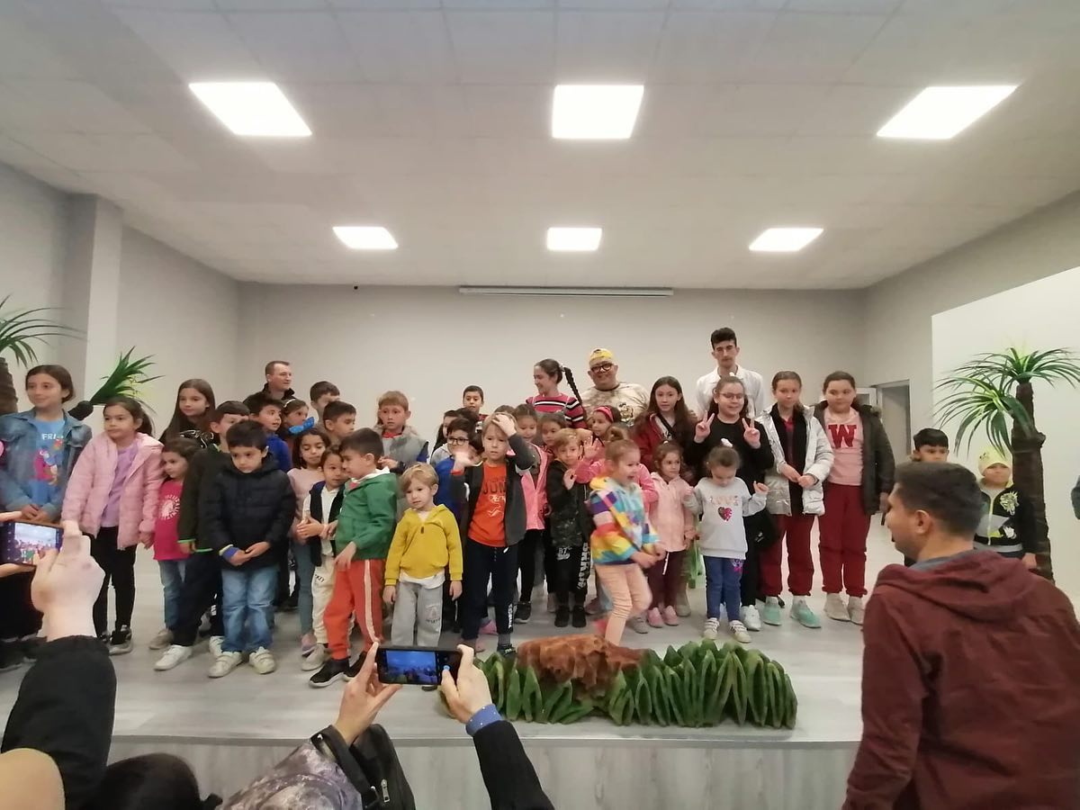 KepsutBelTr's tweet photo. Balıkesir Büyükşehir Belediyemizin katkıları ile düzenlediğimiz tiyatro gösterisi bir haftalık ara tatil döneminde çocuklarımızın büyük ilgisini kazandı.
Hem eylenceli hem de eğitici bilgiler içeren "Ah Yaramaz Vah Yaramaz" isimli çocuk tiyatrosu sergilendi. https://t.co/B70Vq5N5qW