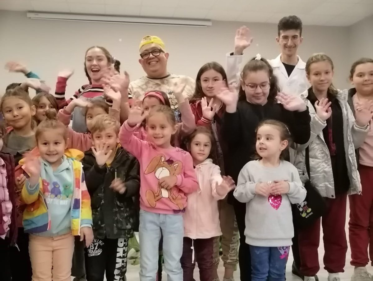 KepsutBelTr's tweet photo. Balıkesir Büyükşehir Belediyemizin katkıları ile düzenlediğimiz tiyatro gösterisi bir haftalık ara tatil döneminde çocuklarımızın büyük ilgisini kazandı.
Hem eylenceli hem de eğitici bilgiler içeren "Ah Yaramaz Vah Yaramaz" isimli çocuk tiyatrosu sergilendi. https://t.co/B70Vq5N5qW
