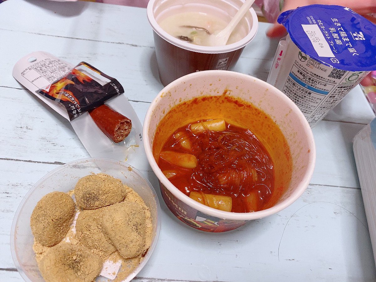 cuthebella40's tweet photo. セブンイレブンで夜食を食べましょう(∩_∩) https://t.co/hw4wtcSPZD