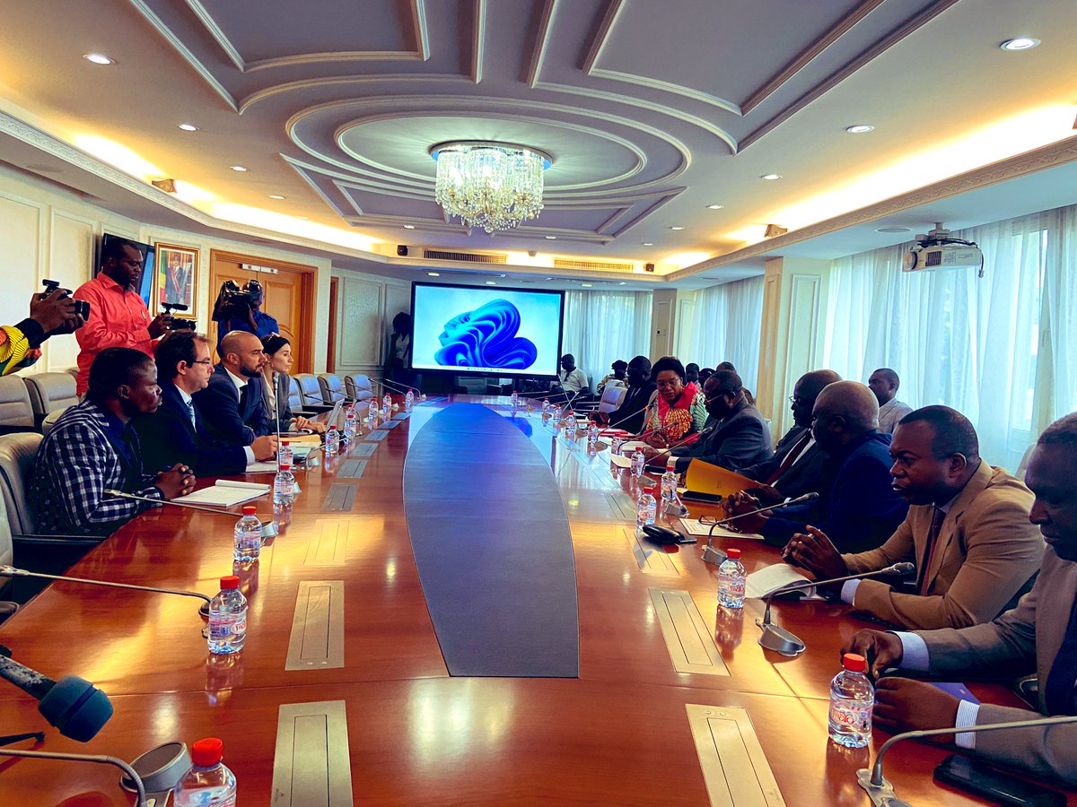 MauCascioli's tweet photo. Planification des usages et d’utilisation des terres rurales: ambitieux objectif du #Congo dans le cadre du Programme d’utilisation durable des terres @CAFISecretariat @AFD_France! Concertation avec Ministre d’Etat JJ Bouya #MATIER et ministres @rosalie_matondo @PaulValNgobo https://t.co/fotImVKq7w