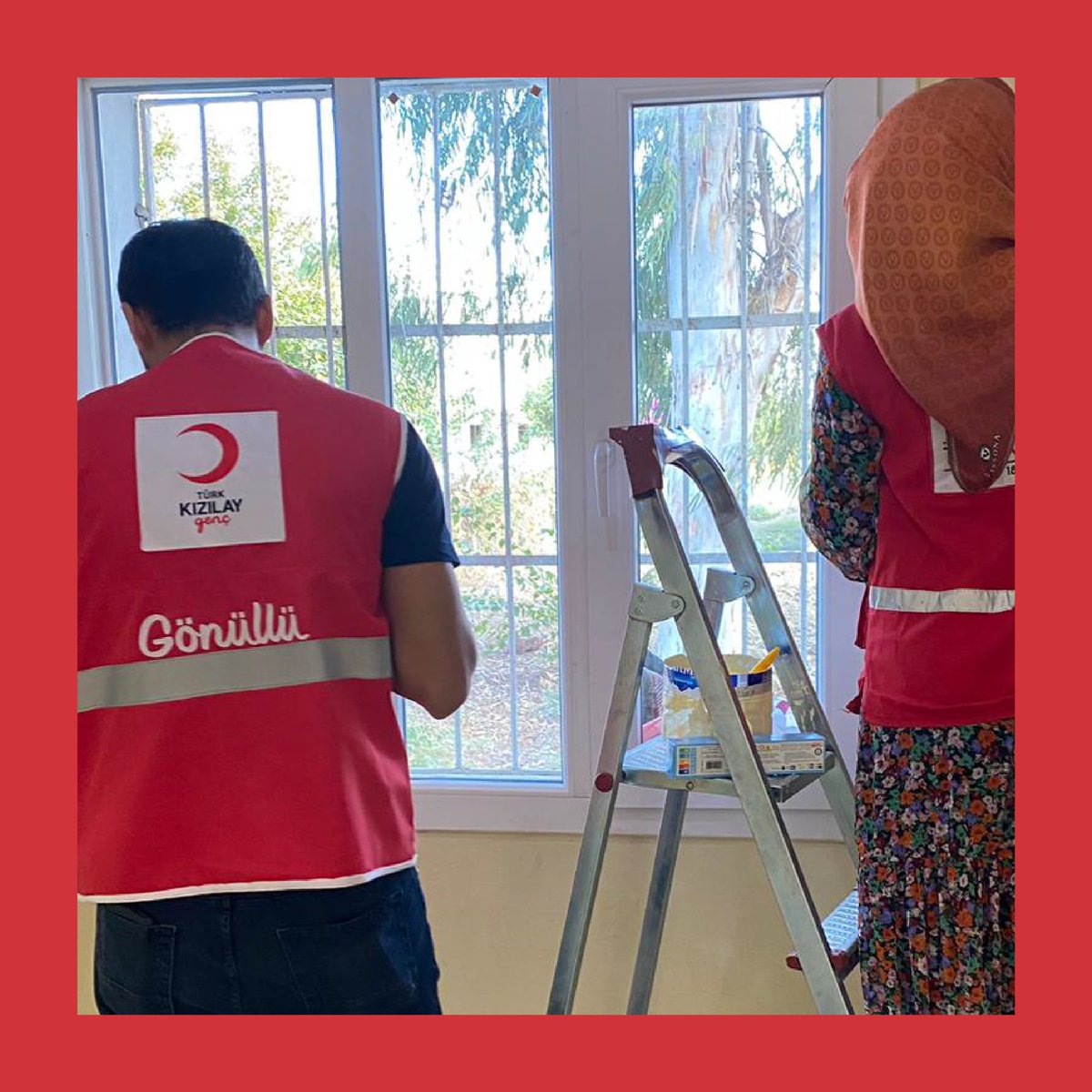 Kizilay's tweet photo. 📍 Adana

Şenlendirme Projemiz kapsamında Gönüllülerimizle birlikte Adana'nın Yüreğir İlçesinde bulunan Cırık İlkokulu'nun kütüphanesini boyadık.

🔗 Şenlendirme projemize destek olmak için: https://t.co/rBrgyxOf5Q https://t.co/QxpIcWy9KI