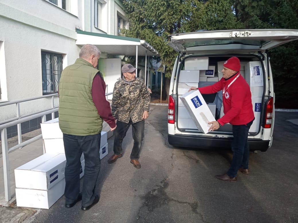 RotesKreuz_CH's tweet photo. Gemeinsam mit dem @RedCrossUkraine und @IOMUkraine haben wir in der Oblast #Kirowograd, Ukraine, #Winterkits verteilt. Diese enthalten Decken, Kissen und Bettwäsche und werden dringend benötigt. #Nothilfe #Winter https://t.co/C74fyALrmL