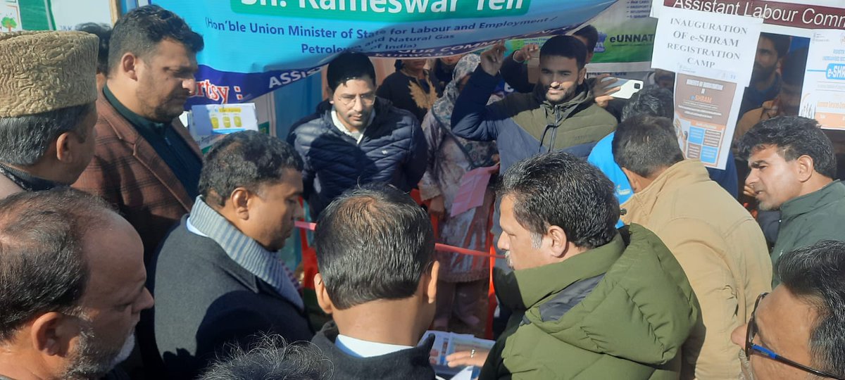 Hon'ble Mos Petroleum &amp; Natural gas &amp; Labour &amp; Employment (GOI) today visited Kupwara for public outreach program. Educational assistance to wards of Construction workers released.
<a href="/Warar69Rashid/">Abdul Rashid</a> <a href="/jkbocwwb/">JKBOCWWB</a> <a href="/jklabemployment/">Labour & Employment Department J&K</a> @department_k <a href="/AhmadHussainBh7/">Ahmad Hussain Bhat</a> <a href="/alckupwara/">Asst Labour Commissioner Kupwara</a> @