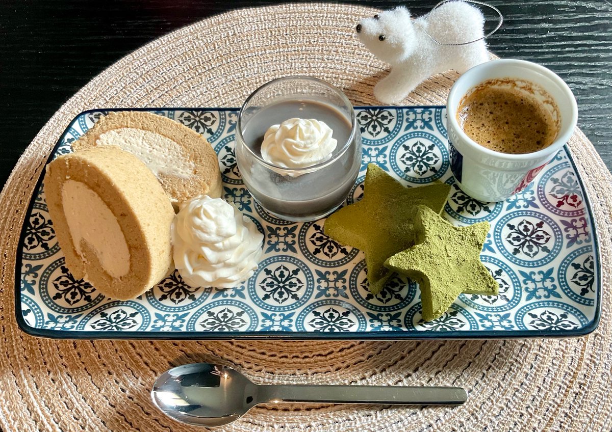 Café Gourmand à la japonaise 🇯🇵 ✴︎ほうじ茶と黒糖のロールケーキ(@yuzucha210 さんのレシピ💓) ✴︎黒胡麻プリン ✴︎抹茶生チョコ 🇫🇷では☕️と複数のミニデザートが付いたセットをカフェ・グルモンと呼びます😋 🇯