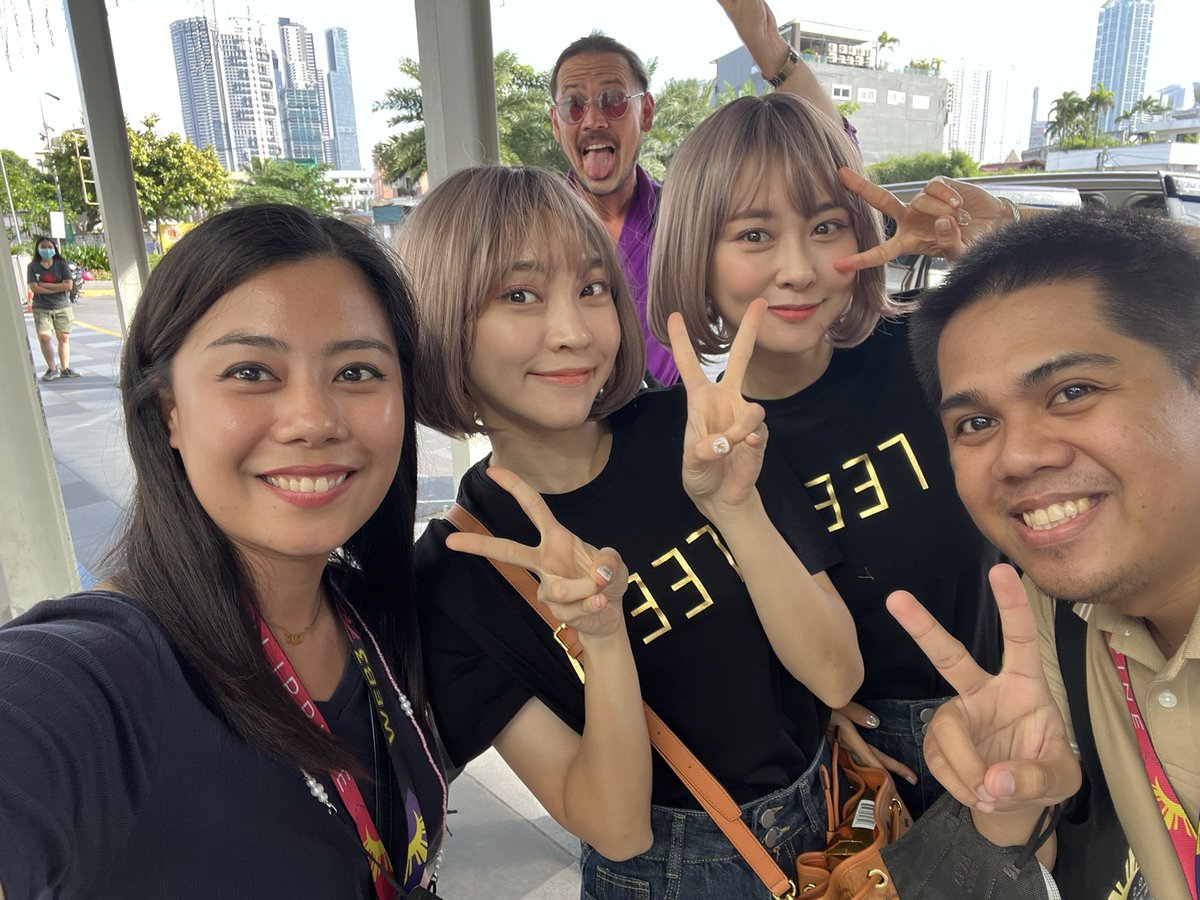 Astraea003's tweet photo. Missed the chance to meet @Jihoz_Axie but we unexpectedly met the @axiesisters sooo pretty 🥰🥰🥰and shout out to our photobomber @Chief_AxieGG 😆😆 #AxieOpenManila2022 #PHWeb3Fest https://t.co/cWsWTYkw3I