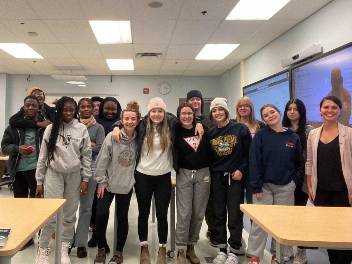 rmefno's tweet photo. Sylvie et Janik ont livré une présentation sur l’importance de l’#OffreActive des services de santé en français à la classe de Politiques sociales aux campus du @collegeboreal à Timmins à Sudbury! https://t.co/YcVyc2P1mW