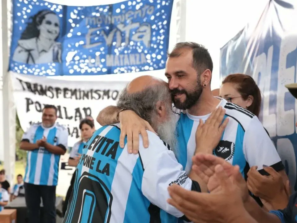 Militamos.
Abrazando lo colectivo.
Resistiendo a la exclusión.
Reinventando el trabajo.
Conteniendo la ira.
Albergando la esperanza.
Militamos.
Organizando los sueños.
Privilegiando a las infancias.
Habitando el hambre.
(Sigue)