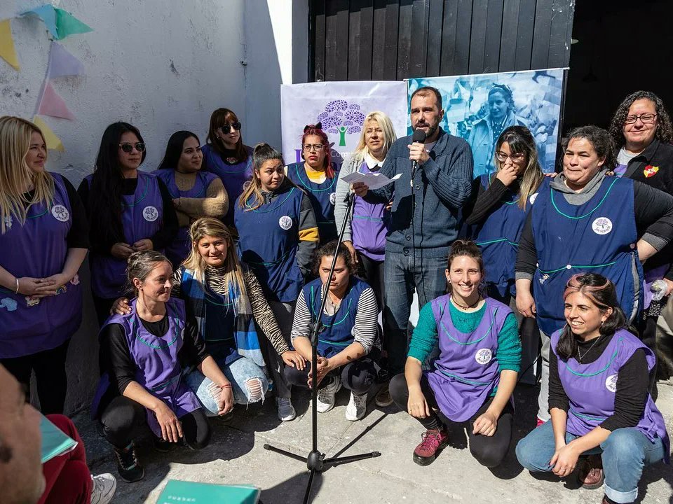 Saciando el frío.
Militamos.
Politizando la desigualdad.
Construyendo poder, y comunidad.
Haciéndonos puente.
Modelando la marginalidad.
Anticipando al estado.
Militamos.
Con ternura, endureciéndonos.
Con la deuda de igualar las oportunidades.
Con la urgencia de cambiarlo todo..