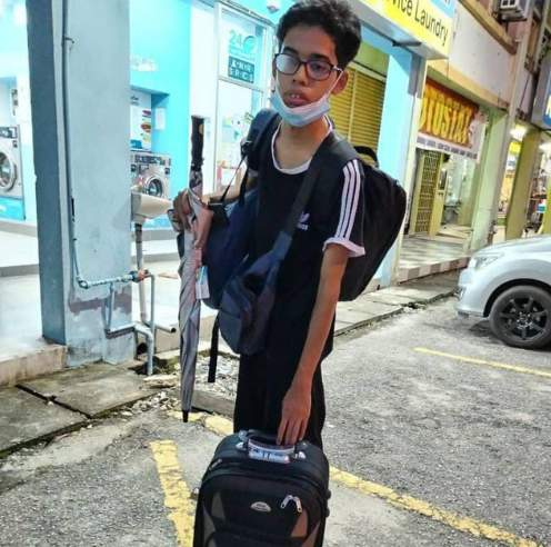 zamrimohamad's tweet photo. Akhbar KOSMO melaporkan kisah #undi18 OKU berjalan kaki pulang ke Kelantan dari Kepala Batas.
Sebab apa?
Tiket bas ekspress habis.
Untuk apa?
Mengundi #GE18 pada usia muda. Menyempurnakan semangat #MalaysiaMemilih
Boleh jadi beliau cuba hitchdrive sepanjang itu. https://t.co/w8ft3bXbHD